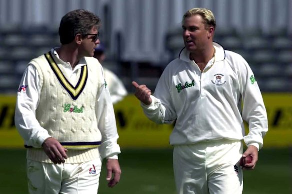 Shane Warne conversa com seu capitão Robin Smith durante a partida da Benson and Hedges Cup entre Essex e Hampshire.