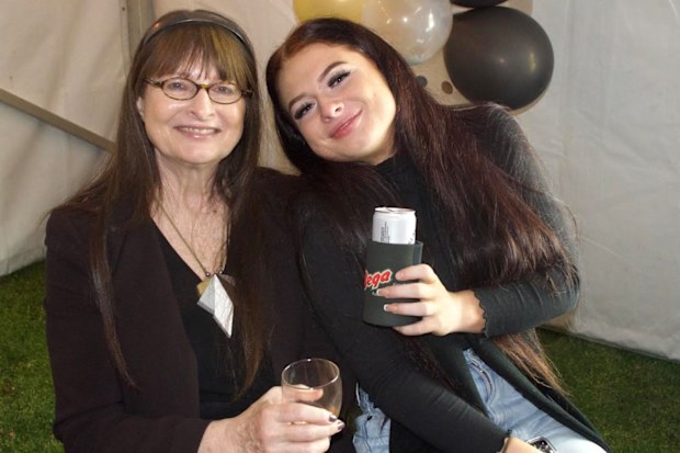 Jane Turner, genç yaşta Alzheimer hastalığına yakalanmış ve kızıyla