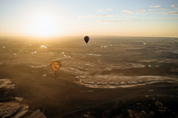 Yagurli is the only hot-air balloon operator in Australia that operates in the PM hours.