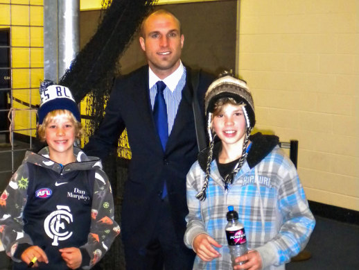 Sam (left) and Tom De Koning with Carlton champion Chris Judd in 2010.
