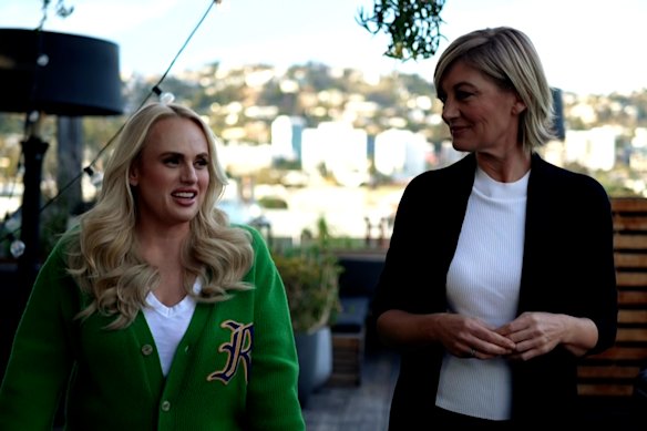 Rebel Wilson con la reportera de 60 Minutes Tara Brown en el set de The Deb en Carcoar en octubre de 2023.