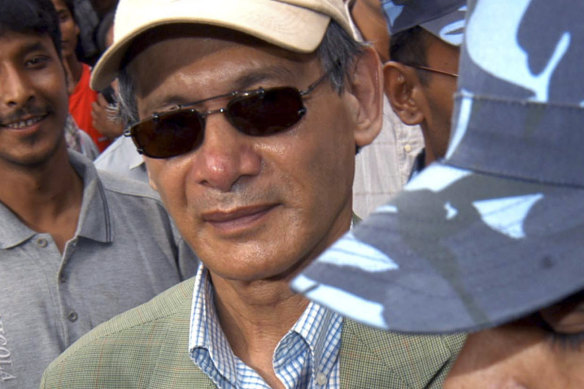 Police escort convicted French serial killer Charles Sobhraj from court in Katmandu in 2004.