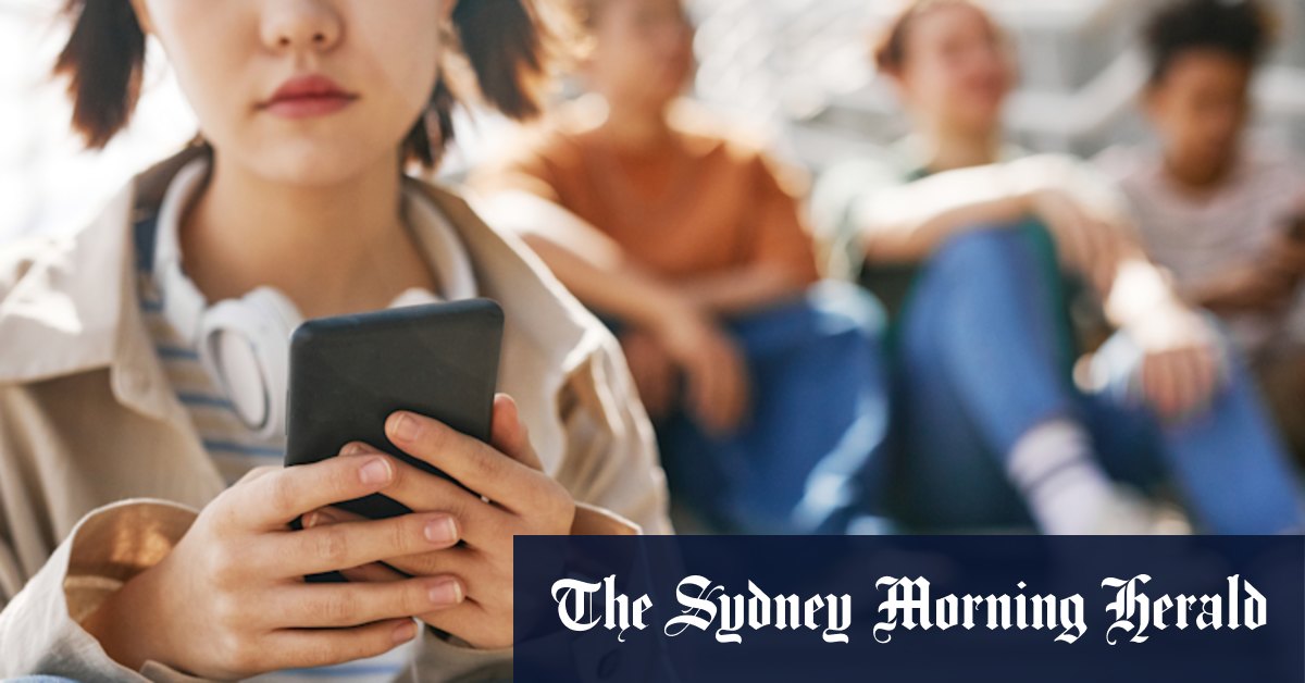 Queensland school phone ban: Education department reveals guidelines for blanket ban on mobile phone use from 2024 - Vimarsana News