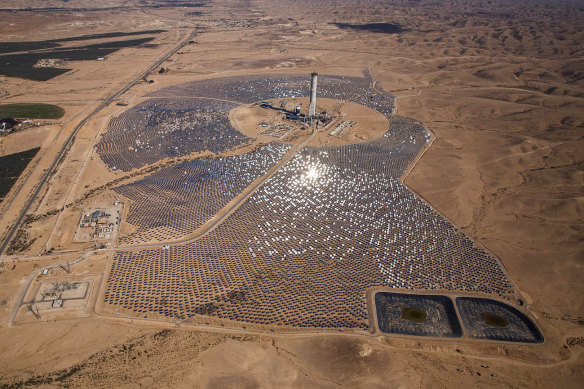 Negev çölünde İsrail'deki Ashalim kibbutzunun yakınında bir güneş enerjisi çiftliği ve elektrik santrali.