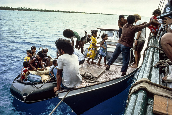 Rainbow Warrior crew evacuating Rongelap Islanders in 1985.