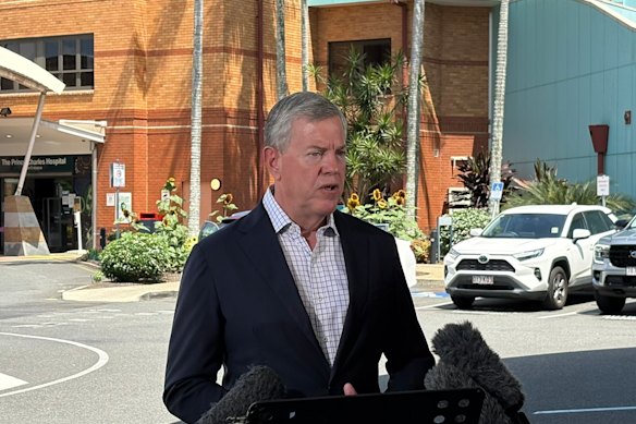 Ministro da Saúde, Tim Nicholls, no Hospital Prince Charles.