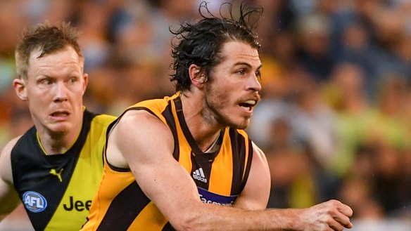 Isaac Smith fires off a handball for the Hawks.