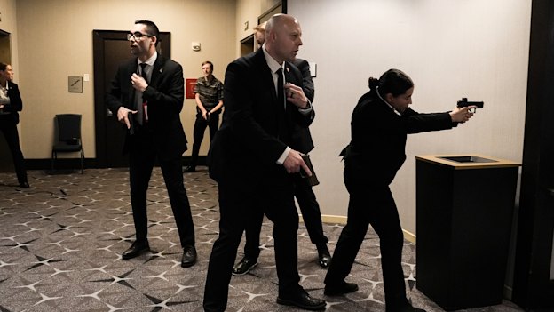 Membros do Serviço Secreto respondem ao som de tiros no Washington Hilton.