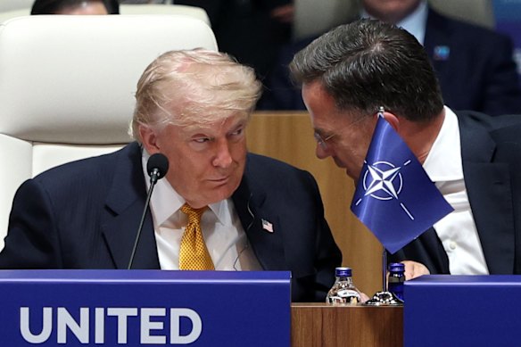 Trump parla con il segretario generale della NATO Mark Rutte al vertice di Ankara. 