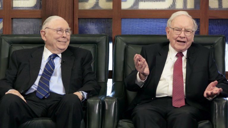 Tempted To Do Dumb Things Buffett S Right Hand Man Slams Bankers