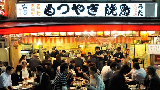 B0MJ2Y Busy restaurant below railway tracks at Ginza in central Tokyo 2008 SatFeb23Japan - Yamanote Line, Tokyo - Paul Chai
Credit: Alamy