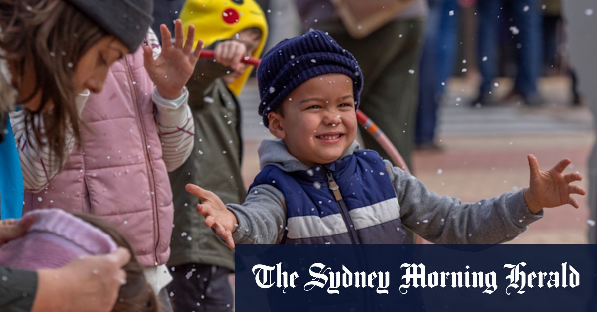 Snow falls at Qld’s Granite Belt for the first time in 10 years