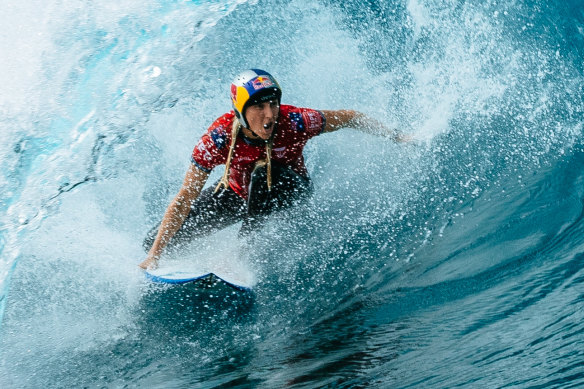 Molly Picklum in the thick of things at Pipeline.