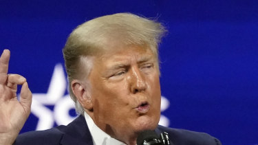 Donald Trump è stato tagliato fuori da Internet a causa di ripetute violazioni delle linee guida sui social media. 