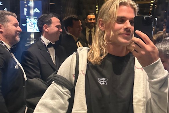 Geelong star Bailey Smith arrives at the 2026 Brownlow Medal 2½ hours late in a tracksuit.