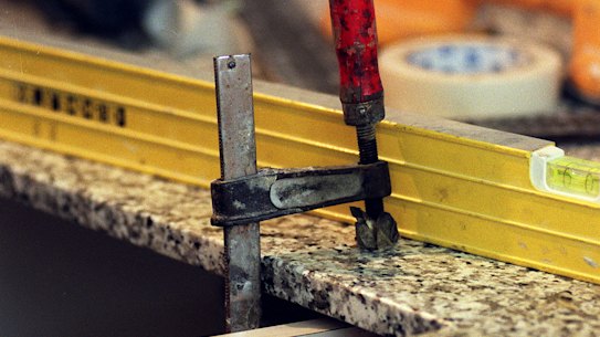 Makers of kitchen stone benchtops told to stop work in Silicosis blitz