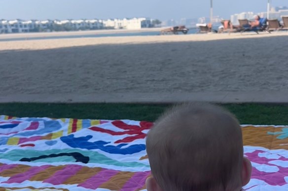 O bebê de Lucy à beira-mar em The Palm.