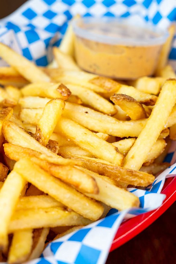 Las patatas fritas de Macgregor se cocinan sin aceite de semillas, sino que se fríen en sebo de res y se sazonan con sal marina.