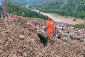 Hindistan Ulusal Afet Müdahale Gücü personeli ve diğerleri, Hindistan'ın kuzeydoğu Manipur eyaleti Noney'de enkaz altında gömülü olanları kurtarmaya çalışıyor.