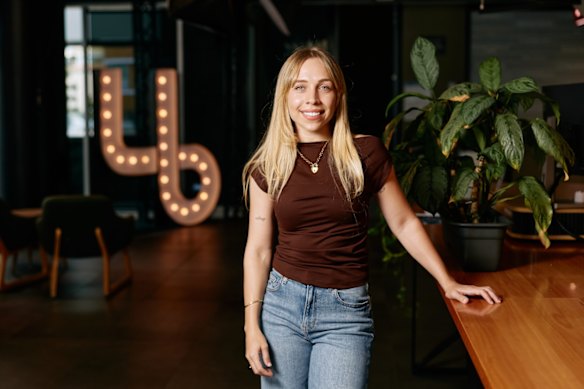 La actriz Maddison Burridge protagoniza dos importantes producciones teatrales en Brisbane este año: Antigone para La Boite y Pride and Prejudice para Queensland Theatre.