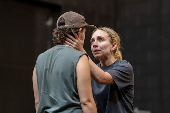 Burridge ensayando Antígona con Billy Fogarty.