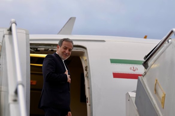Il ministro degli Esteri iraniano Abbas Araghchi sale su un aereo a Islamabad dopo aver parlato con funzionari del Pakistan e dell'Oman.