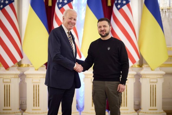 ABD Başkanı Joe Biden, Rus işgalinden bir yıl sonra Ukrayna'ya sürpriz bir ziyarette Ukraynalı mevkidaşı Volodymyr Zelensky ile bir araya geldi.