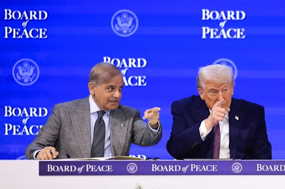 عرض رئيس وزراء باكستان استضافة محادثات أمريكية-إيرانية من أجل إنهاء الحرب بشكل “شامل”