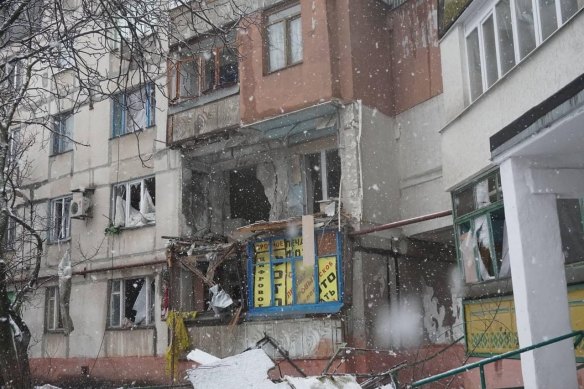 The mayor of Mariupol said people had no heat, power or water and were running out of food. 