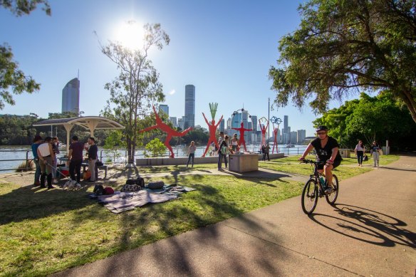 Cyclist and walkers taking the Kangaroo Point River Walk.