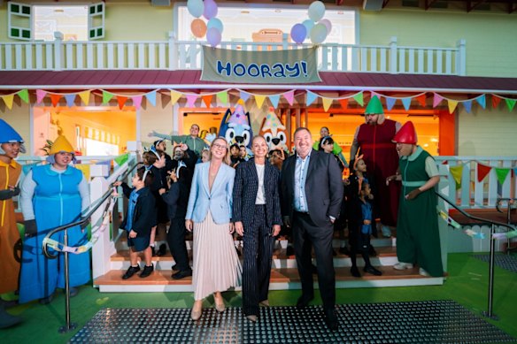 Brisbane Deputy Lord Mayor Fiona Cunningham, BBC Studios’ Sharon Wilson and Tourism Minister Andrew Powell MP celebrate 500,000 visitors to Bluey’s World.