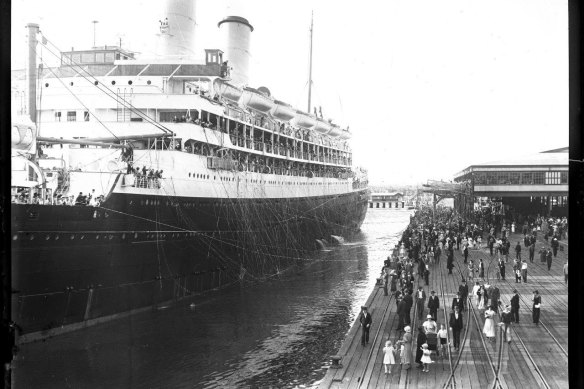 RMS Orford leaving Station Pier in Port Melbourne in 1934.