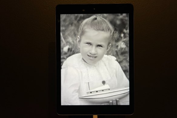 Joachim Froese’s artwork “Dorothy’s Birthday 2.0” puts Dorothy at the centre of a group of smartphones and devices.