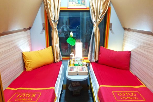 A comfortable two-berth cabin on the Lotus Express.