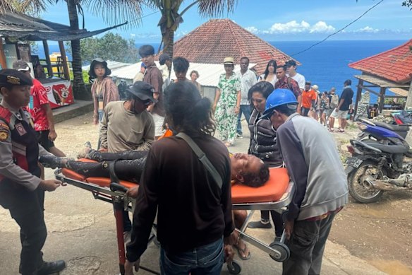 This tour guide and an Australian man, along with his Tanzanian wife, were rescued by tourists from the surf of Kelingking Beach after a jet ski accident. 