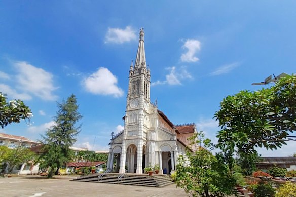 El campanario de la iglesia católica Cai Be está equipado con cuatro campanas fundidas en Francia en 1931.