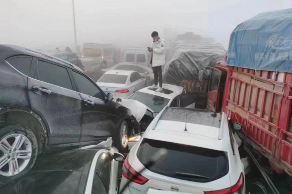 A major vehicle pileup of more than 200 cars and trucks has occurred in the central Chinese city Zhengzhou.