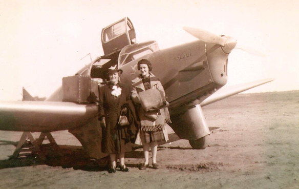 Nella Hickey aged about 22 with her mother in from of a M4A-Merlin. Only four Merlins were built and one came to Australia in 1936.