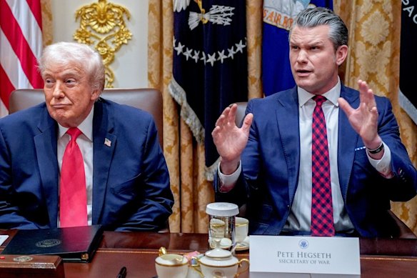 “Secretário da Guerra” Pete Hegseth na reunião de gabinete de terça-feira na Casa Branca.