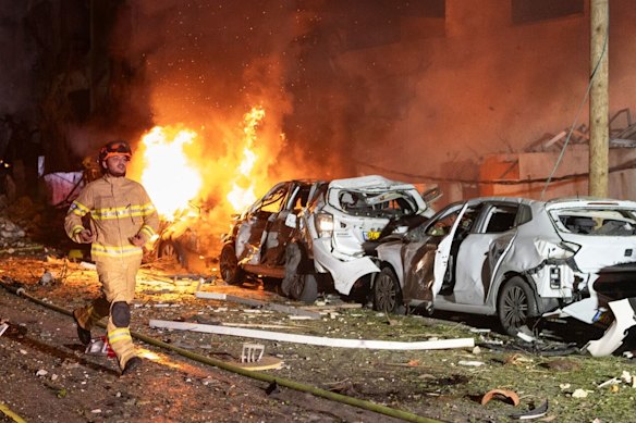 Le forze di soccorso sono intervenute sabato presso un edificio colpito da un attacco missilistico iraniano a Tel Aviv, in Israele.