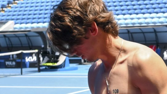 De Minaur prepares to hit with Jannik Sinner.