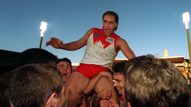 Tony Lockett is chaired off the SCG in 1996