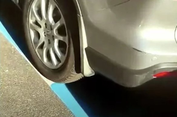 Gli automobilisti affermano che le squadre comunali hanno trasformato da un giorno all'altro gli spazi liberi in posti a pagamento dipingendo linee blu attorno ai loro pneumatici.