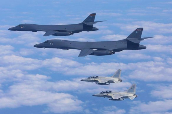 Dois caças FA-50 da Força Aérea Filipina voam com dois bombardeiros B-1 da Força Aérea dos EUA durante uma patrulha conjunta e treinamento sobre o Mar do Sul da China no ano passado.