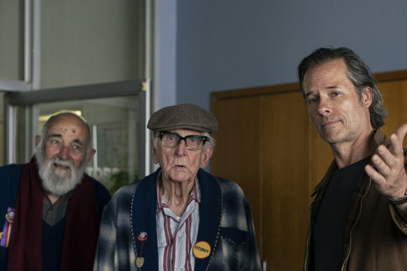 Jack Irish (Guy Pearce) with the remaining members of the Fitzroy Social Club Wilbur (John Flaus) and Eric (Terry Norris).