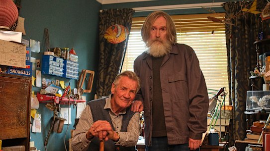 Pearce Quigley (derecha) como Michael Sleep y Michael Palin como su padre Brian en Small Prophets. 