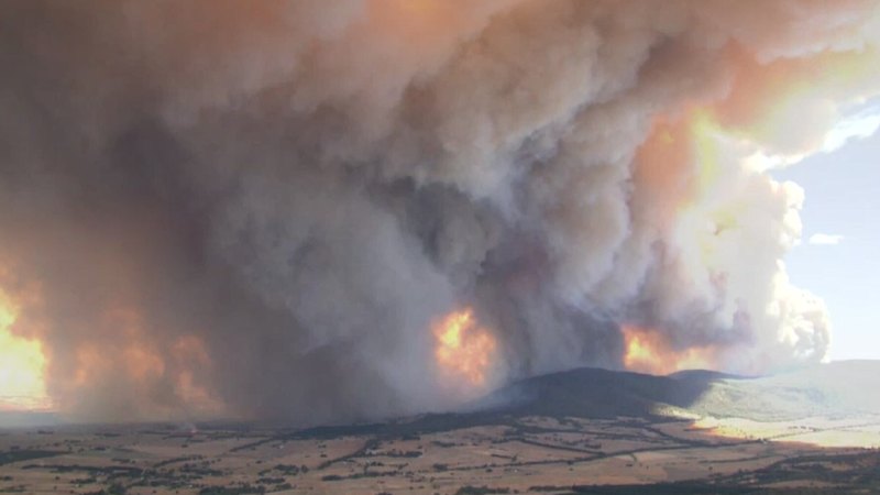 Thousands ordered to evacuate as fire rips through western Victoria thumbnail