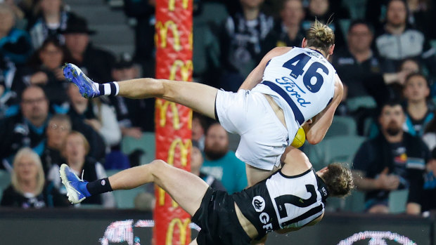 Xavier Duursma of the Power and Mark Blicavs of the Cats collide.