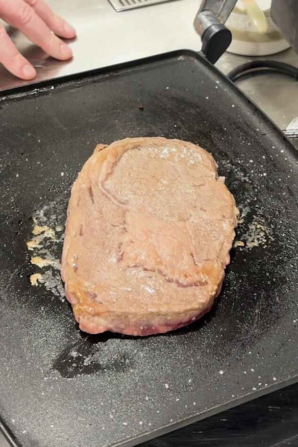 Bife cozido em uma sanduicheira da Nine Publishing.