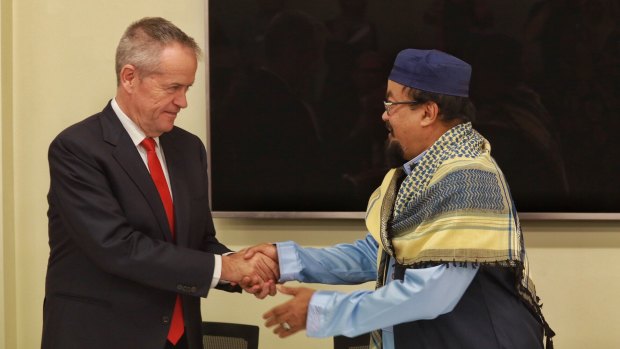 Bill Shorten being greeted by Mohamed Mohideen president of the  Islamic council of Victoria on Saturday